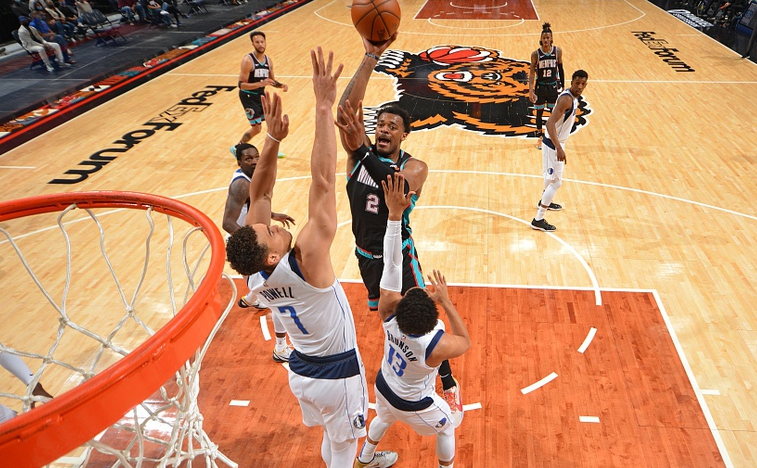 灰熊133-104大勝獨(dú)行俠（爆冷29分大勝！灰熊緊追勇士，獨(dú)行俠被開拓者反超，湖人坐收漁利）