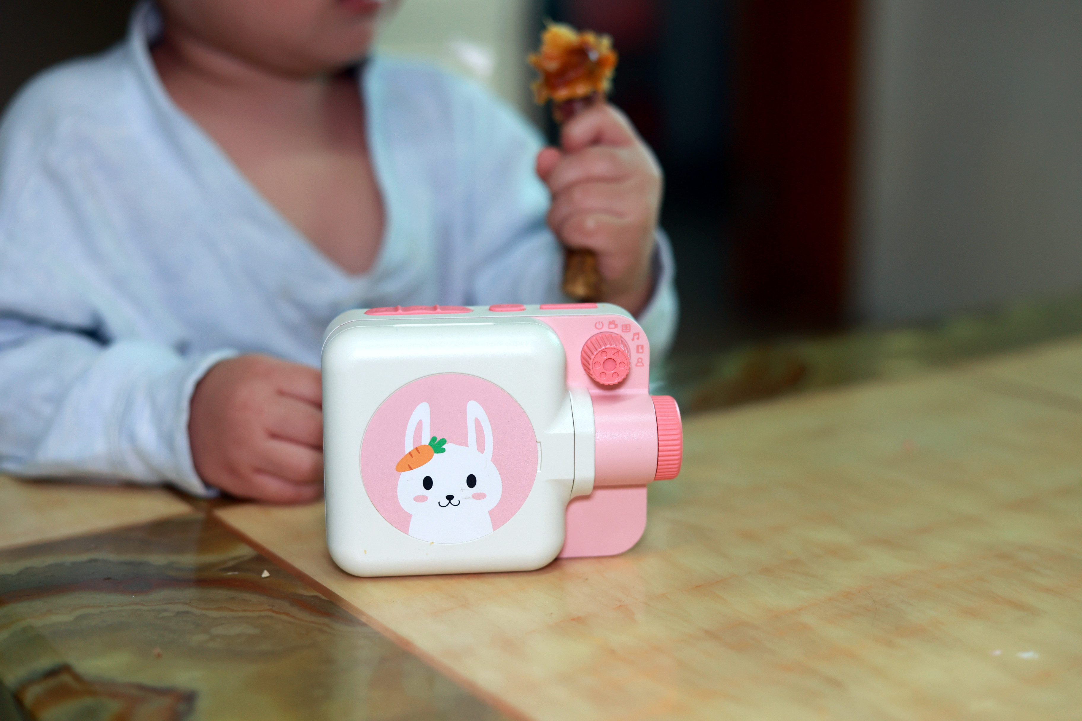 为带娃焦头烂额？不会启蒙教育？了解一下趣学伴绘本故事放映机