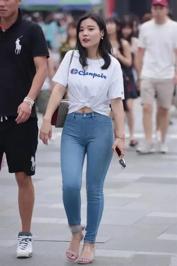 街拍好身材美女