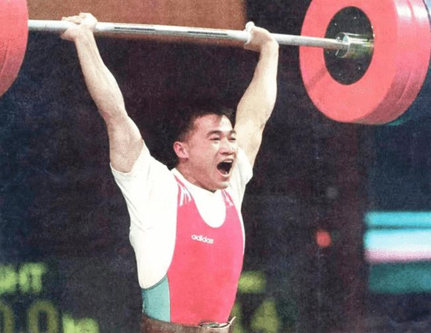 什么人适合练举重(唐灵生在奥运会上破世界纪录，当时为何举了12秒，还引发争议)