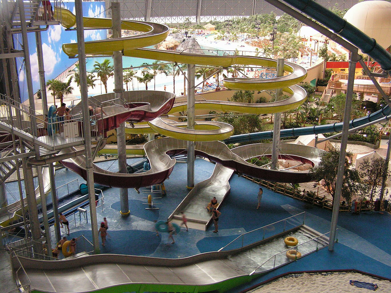 一个足球场占地面积7000(全球第一大室内水上乐园:面积堪比10个足球场