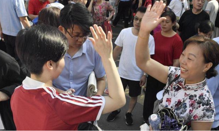 学生中高考当天，家长有必要“全程陪考”吗？聪明家长都这样做