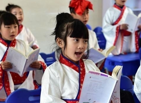 但愿人长久里的“长久”是何意？90%的人答错，学生：老师教错了