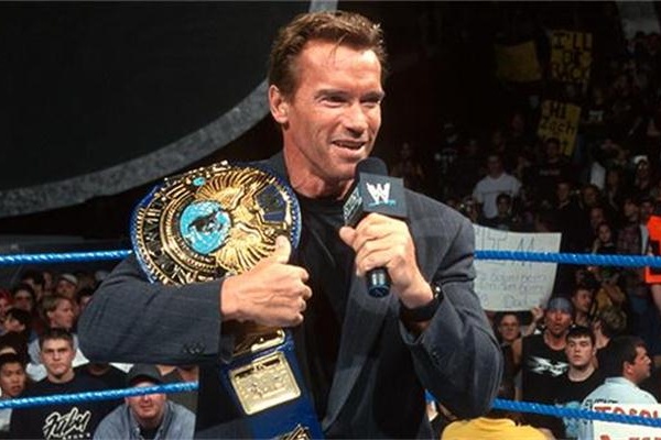 他还曾获得过一条wwe亲自颁发的金腰带,当年暴打过hhh