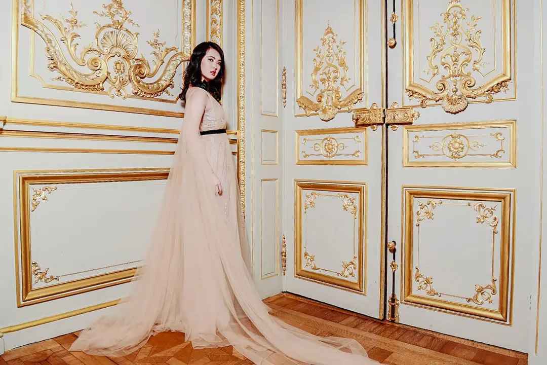 礼服有着层叠的薄纱裙摆,而且整体的基调温柔大气,也很符合姚安娜当时