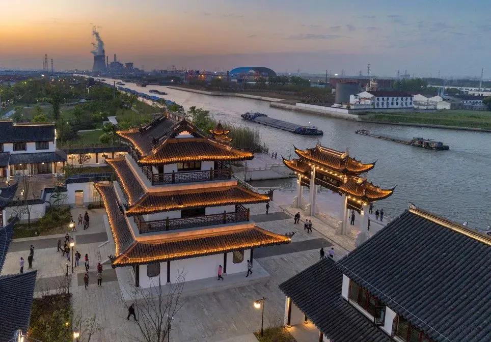 月城,望亭碑等古址遗存两岸的绿植宛如玉带装点着秀美的运河湖光帆影