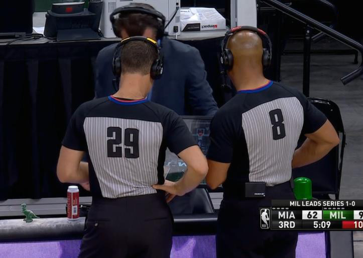 NBA精彩視頻回放（NBA裁判單節(jié)三次回看錄像，高科技正在毀掉籃球比賽的美感）