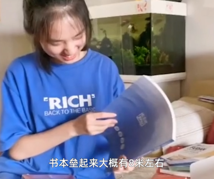 她高考被复旦录取，复习资料堆成“8米”书山，网友：复旦新校花