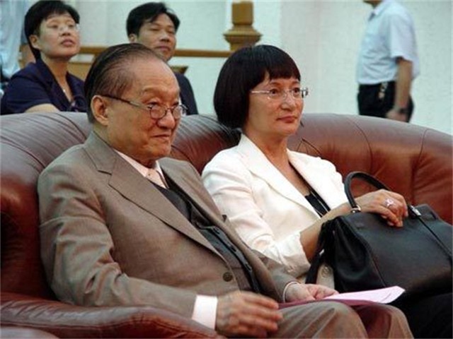 3年前金庸逝世，书迷自发赶到医院，次子捧遗像送父亲最后一程