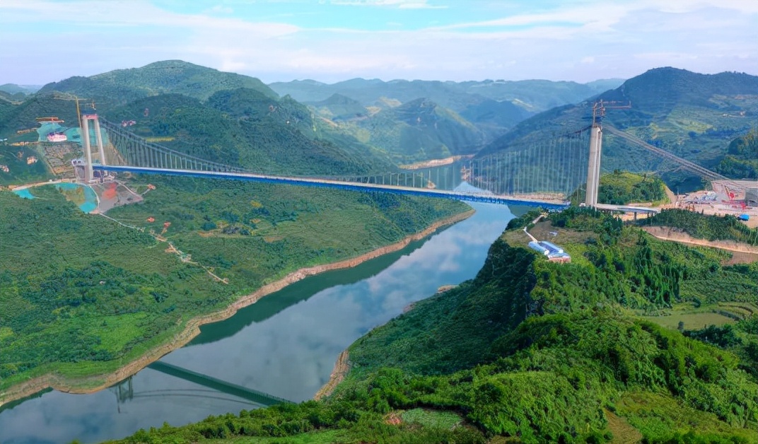 贵州开州湖特大桥建造使用成华旋转吊钩架设钢桁梁