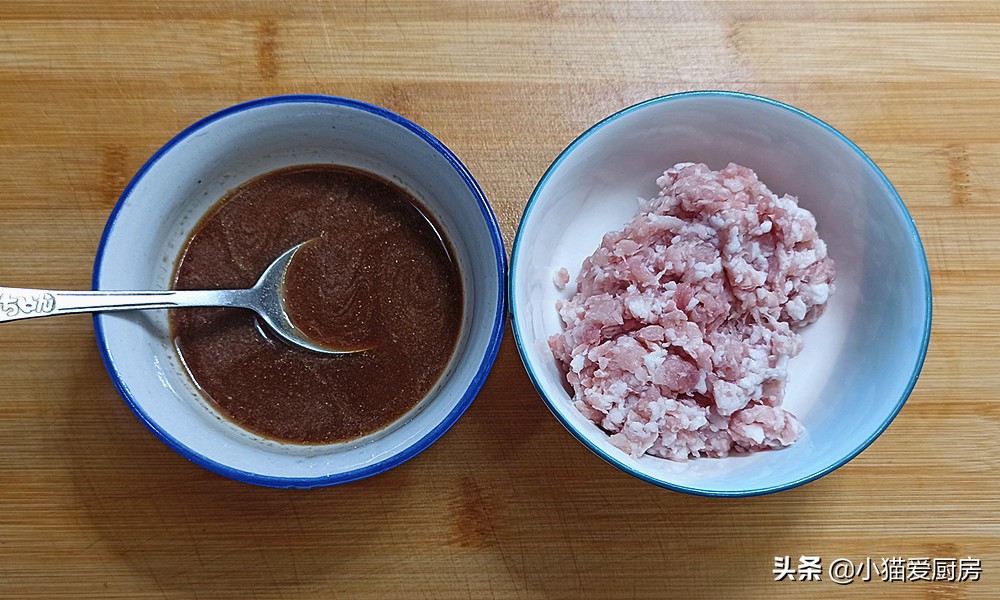 肉末炒青豆要想好吃不变色，掌握这2小技巧，鲜香又入味特下饭