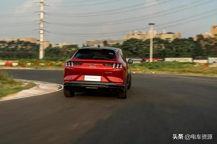 「电马」来袭！Model Y慌了吗？试驾福特Mustang Mach-E