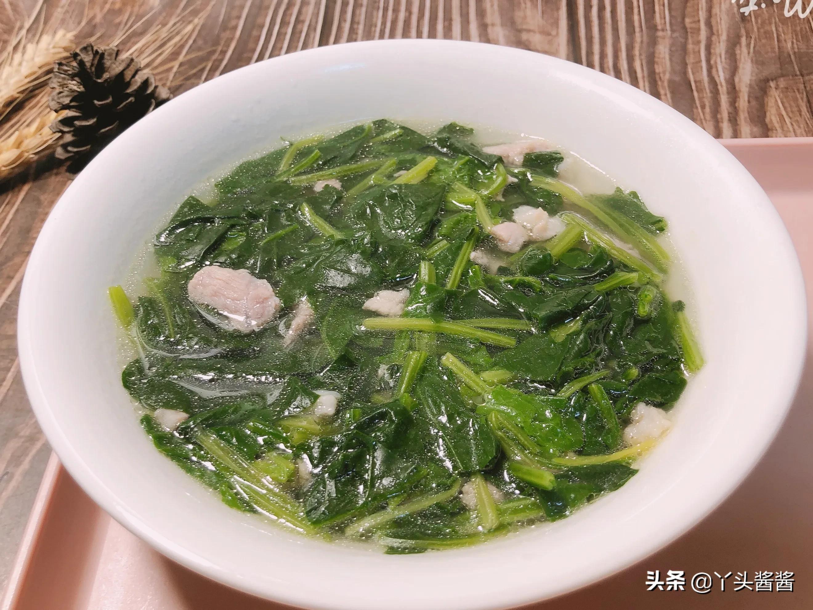 菠菜汤的美味做法：简单煮出鲜香好味道