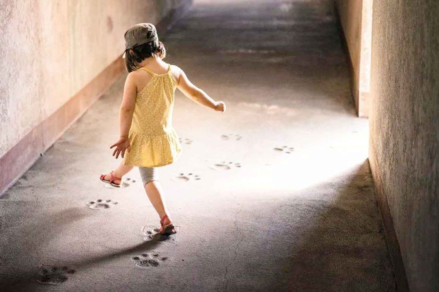 当孩子在学校被欺负时，应该打回去还是忍气吞声，妈妈的话很重要