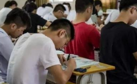 参加了13次高考的唐尚珺，今年还是没能如愿，明年或将背水一战