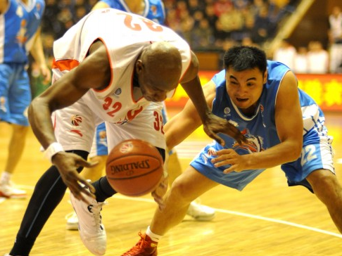 刘玉栋为什么打不过nba(刘玉栋为何被称为“战神”？巅峰时轻松上篮，连奥尼尔都拦不住)