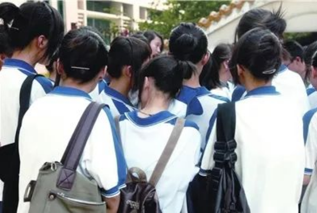 为啥学校强制学生“剪学生头”？校长道出原因，网友：都该道歉