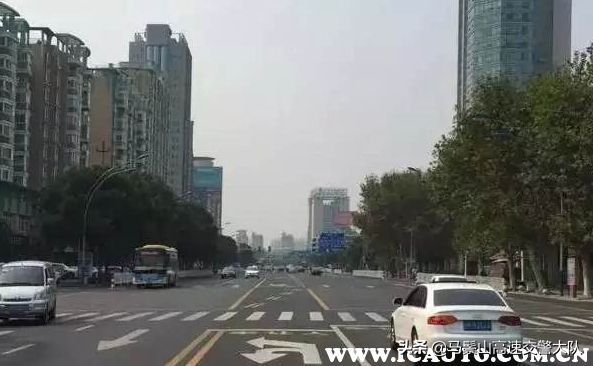 开车转弯要踩离合吗？拐弯怎么踩离合和刹车