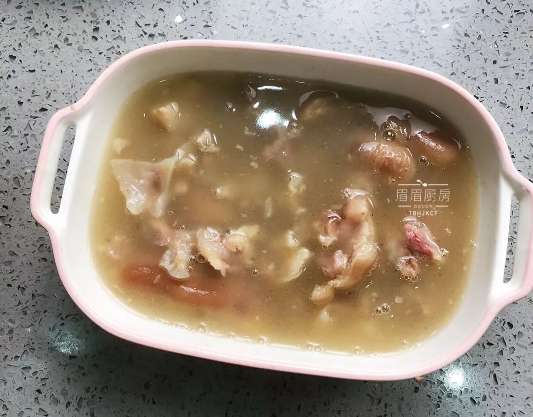 猪蹄好吃毛难去？肉铺老板告诉我4个去毛小妙招，轻松处理又干净