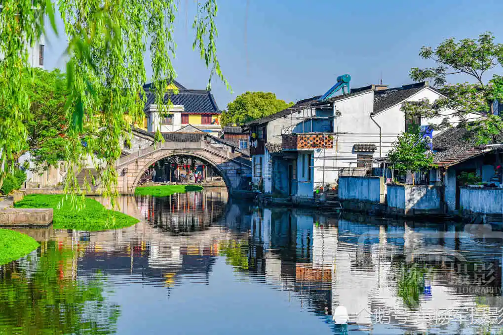 若遇江南，访古城小镇，观小桥流水，赏湖光山色，闻竹海涛声