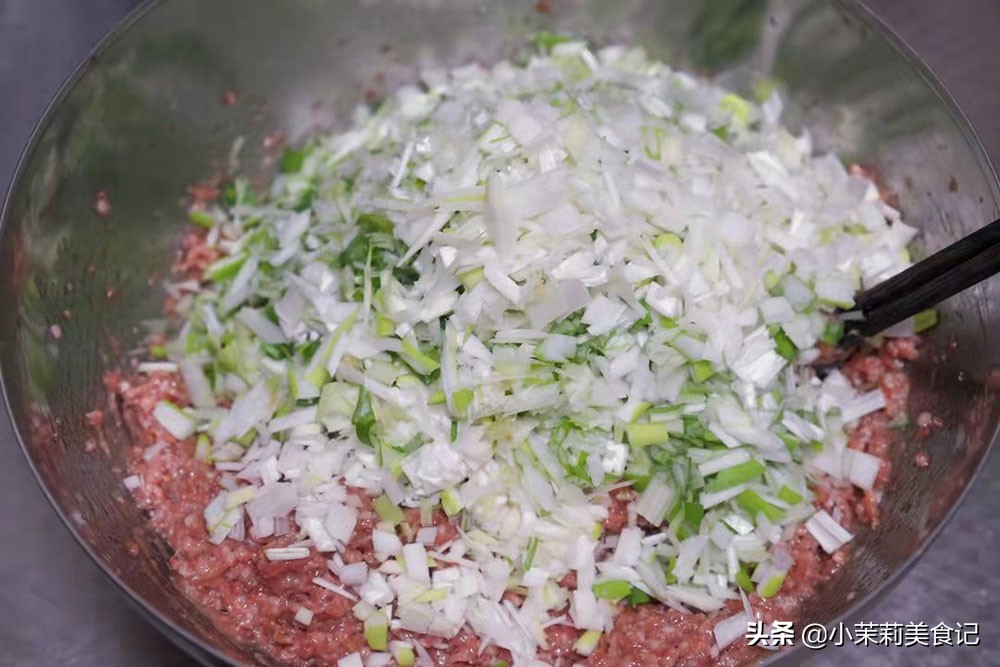 调羊肉馅很简单，牢记“2放2不放1窍门”，饺子鲜嫩无膻味，真香