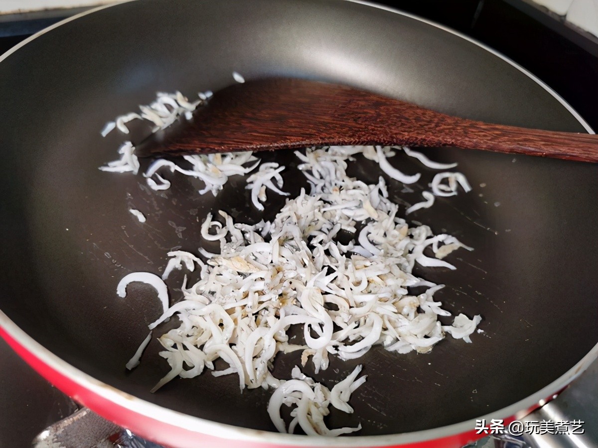 春天长出的嫩芽蕨菜遇上小银鱼，碰撞出别具小清新的口感