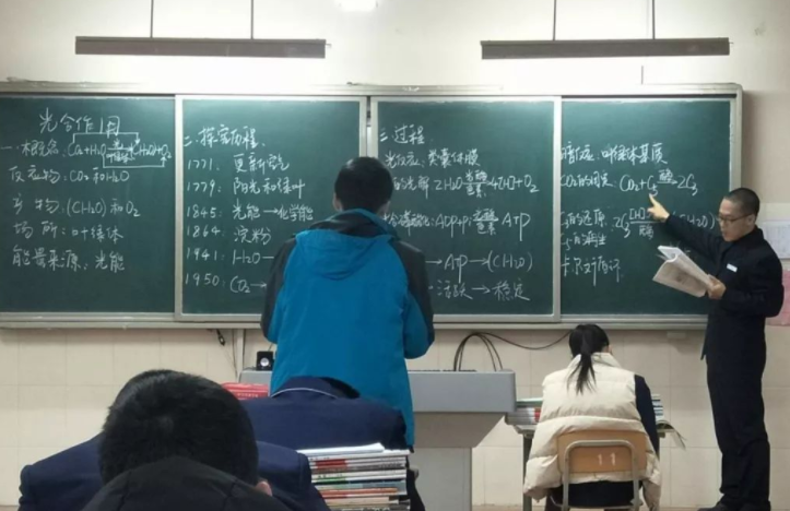 重庆云阳初中男老师走红，长相阳光帅气，网友：我想回去读书