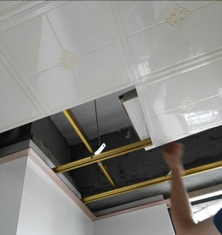 吊顶是怎么安装上去的？吊顶的安装过程以及注意事项，涨知识