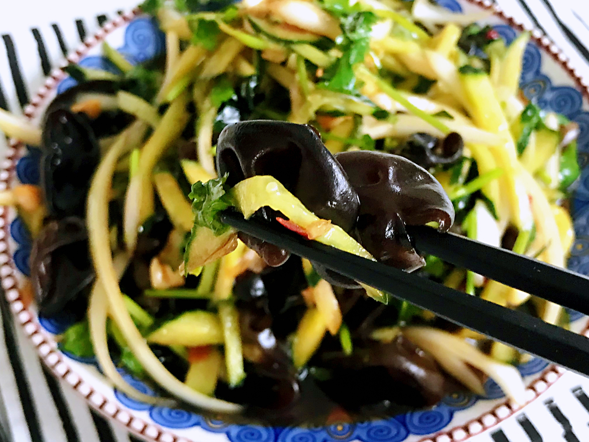 【凉拌木耳黄瓜】做法步骤图 解暑又开胃 多吃不怕胖-起舞食谱网