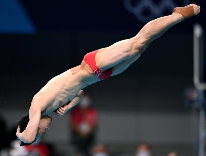 跳水男子双人3米跳板决赛回放(双龙夺牌！东京奥运游泳馆内上演两条黄龙天翔的神迹)