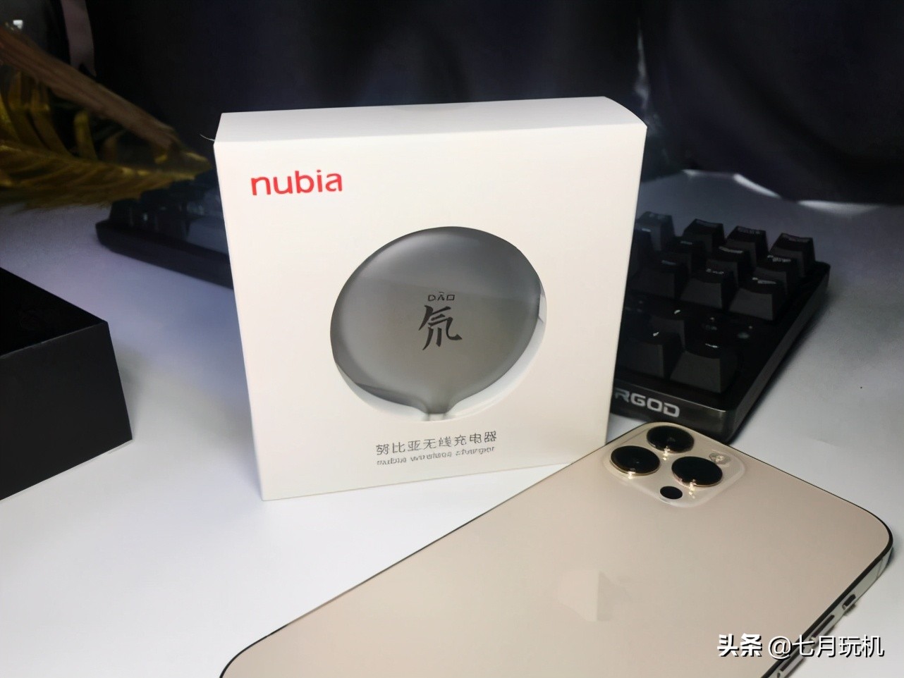 强劲吸力 纤薄氘锋的充电体验-努比亚无线充电器