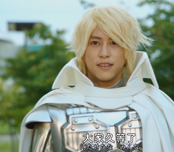 他能操控藤蔓,妻子叫小舞,成了神也死过一次,他是假面骑士铠武