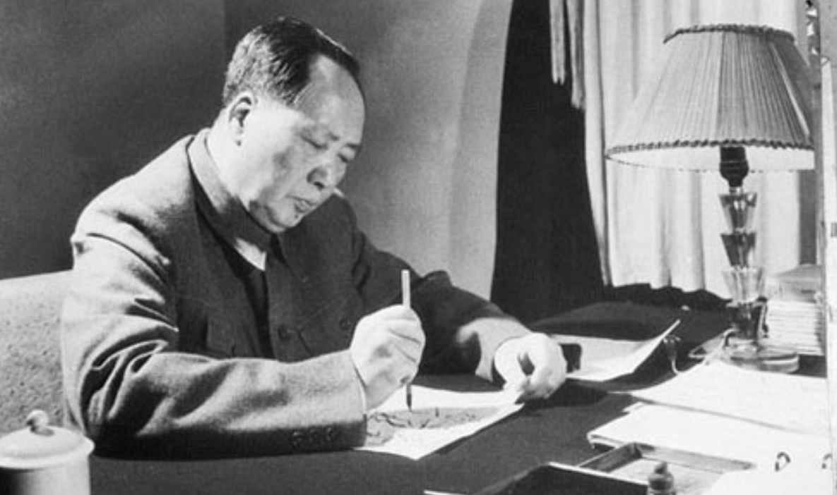 建国初期，毛主席得知竟有官员建二层别墅，怒吼道：拉出去枪毙了