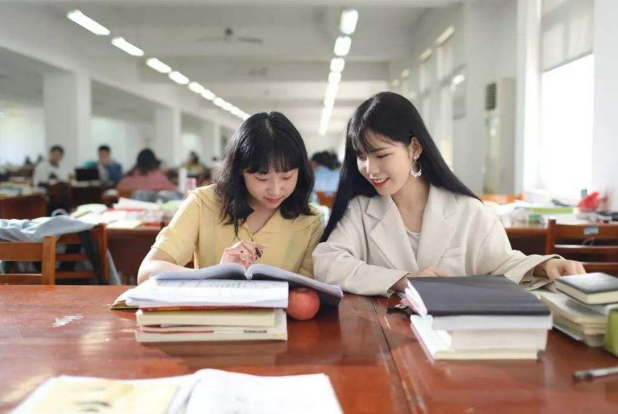 上了大学颜值开挂，张子枫入学半学期，从邻家小妹到气质女神