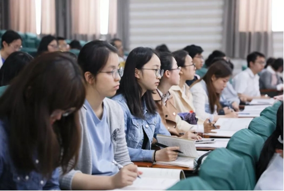 文科生注意，大学选择四个专业，考公务员难度小，竞争压力也很小