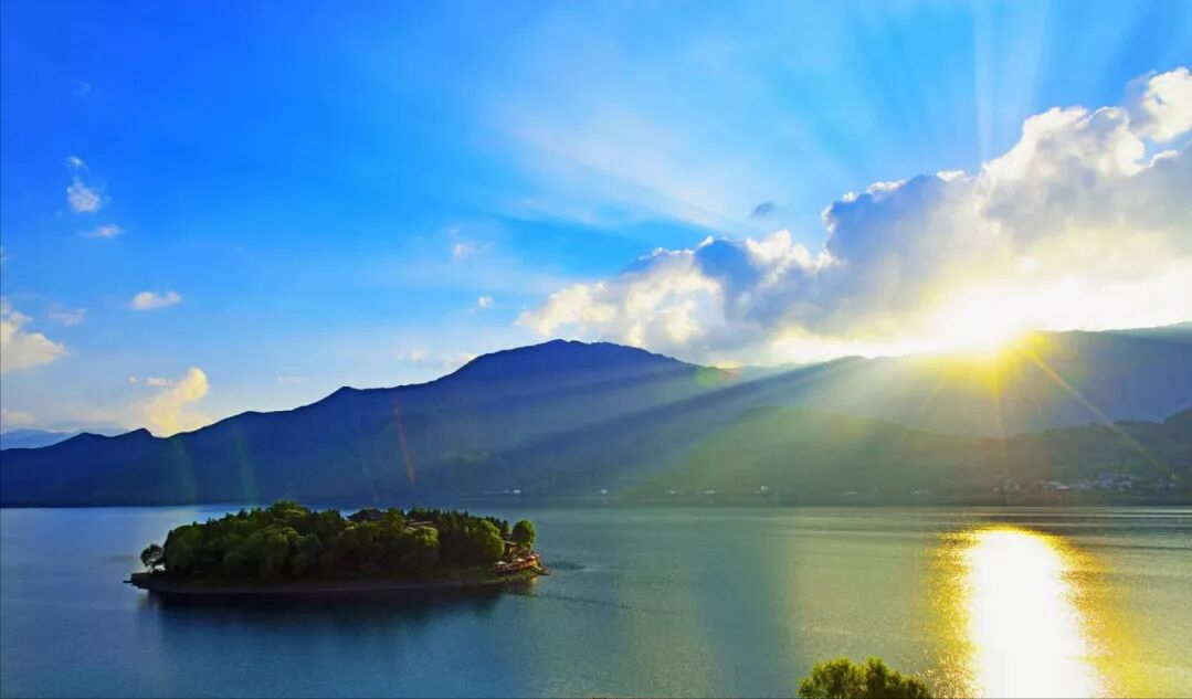 雷波马湖：碧波绕青山，奇景遍四方