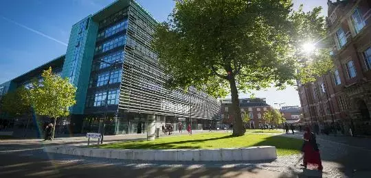 留学同学大多是国人是什么体验？这10所英国大学中国学生最多