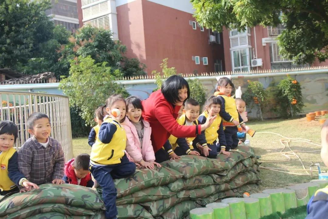 足球从娃娃抓起(少年中国｜足球之乡示范“从娃娃抓起”：幼儿足球的小游戏和大道理)