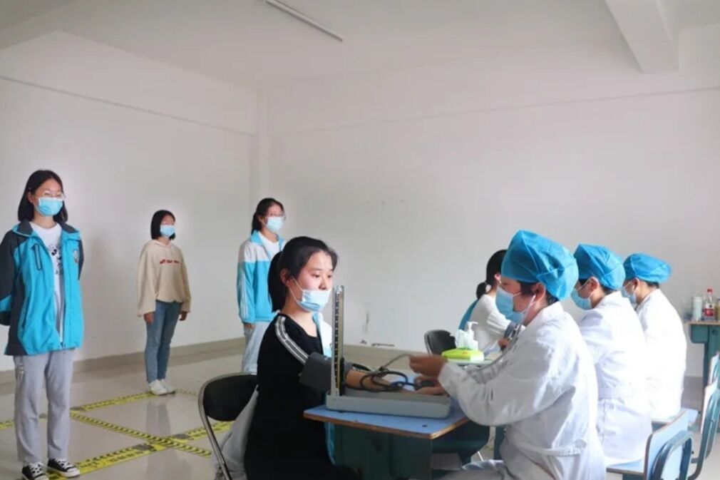 高考体检“翻车现场”，学生担心的事严重超纲，让人尴尬又好笑
