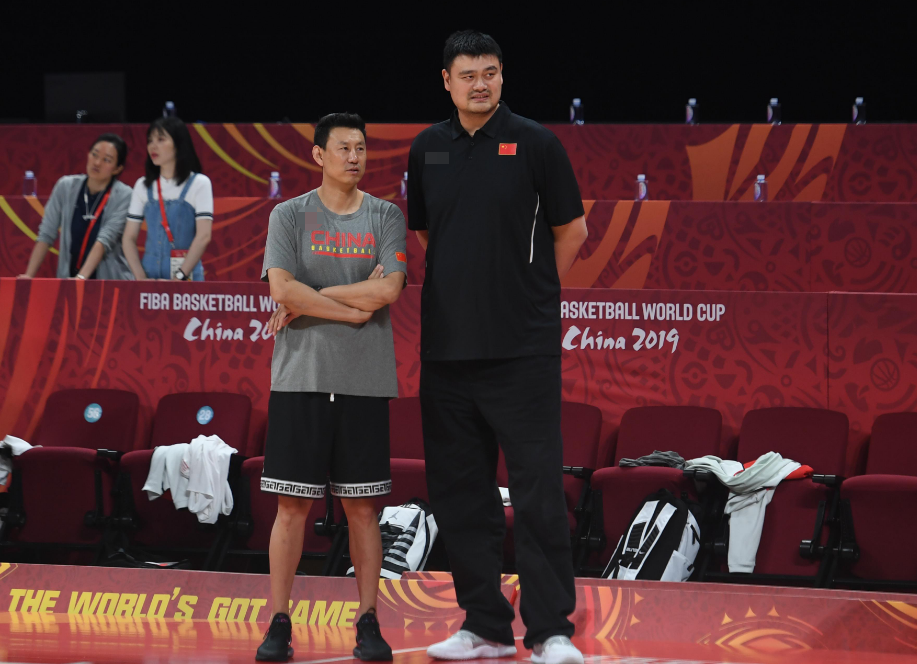 姚明为什么退役nba(姚明提前退役真的是因为增重么？其实还有另外一个主要的因素存在)