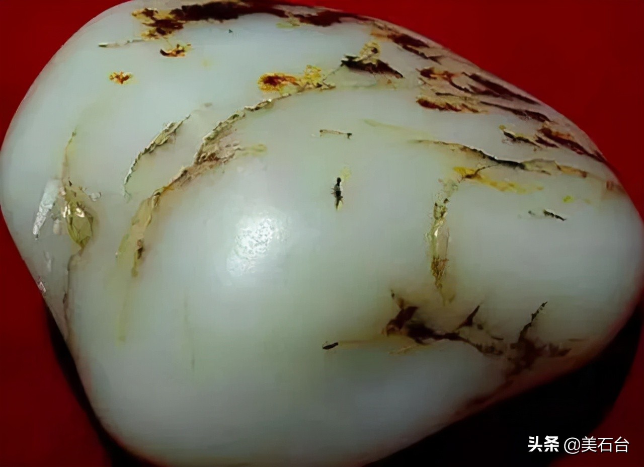 锄头现场挖出的玉石，这种剧本正在洗脑爱石人，你被套路过吗？