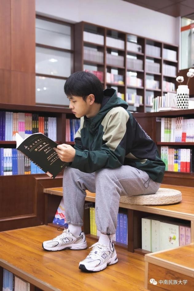 揭秘全国“最高”的高校图书馆，坐落于湖北，建在湖边！