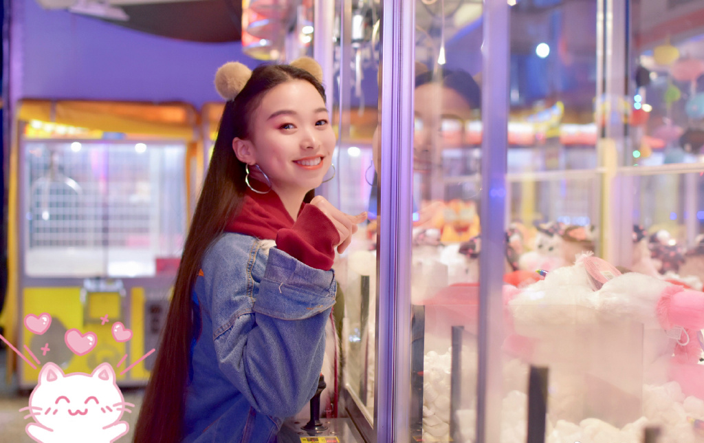 95后中国姑娘蒙着面纱，凭一台古筝惊艳法国街头