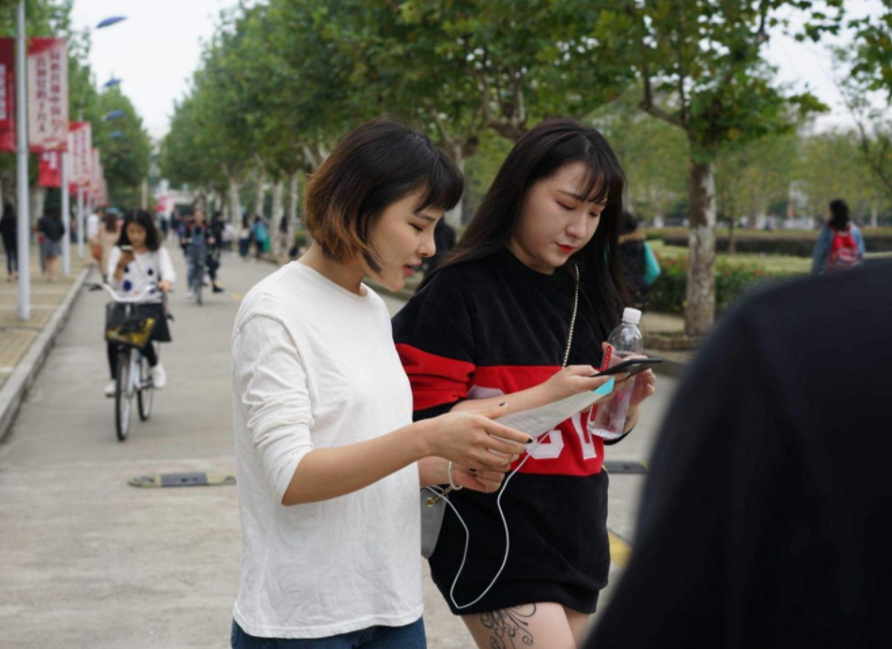 一个月该给大学生多少生活费？看过这张档次表，家长觉得给多了