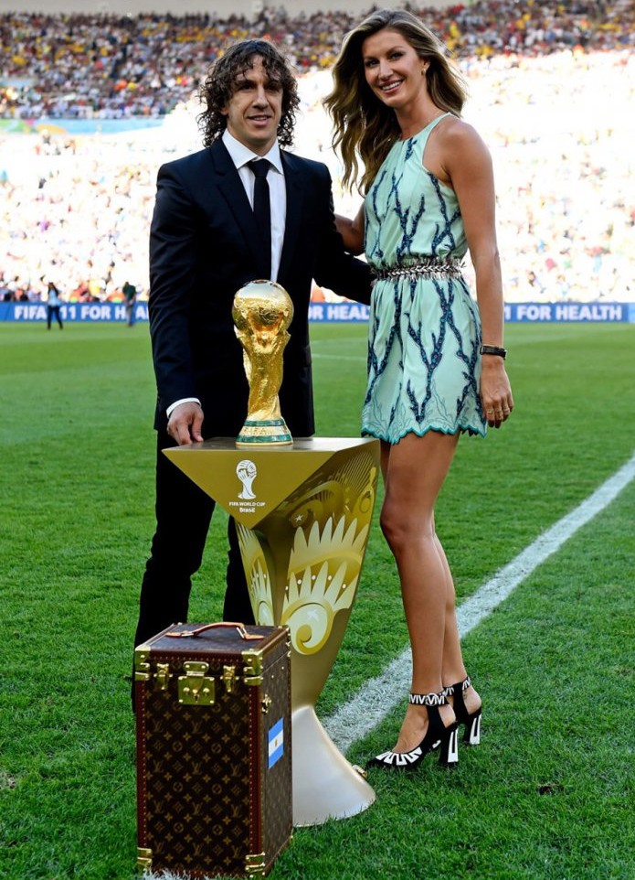 巴西世界杯开幕式女模特(吉娘娘佩戴维密最高规格fb走秀,傲人身材满满