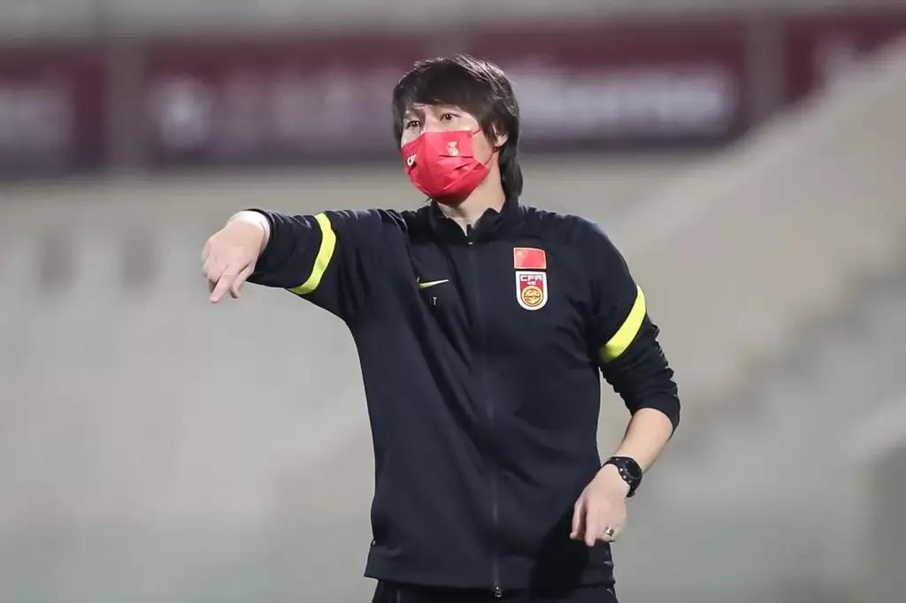 国足十二强赛遭遇不少困难（国足12强赛会更加艰难，李铁随时有可能下课，武磊必须作出取舍）-趣拿体育