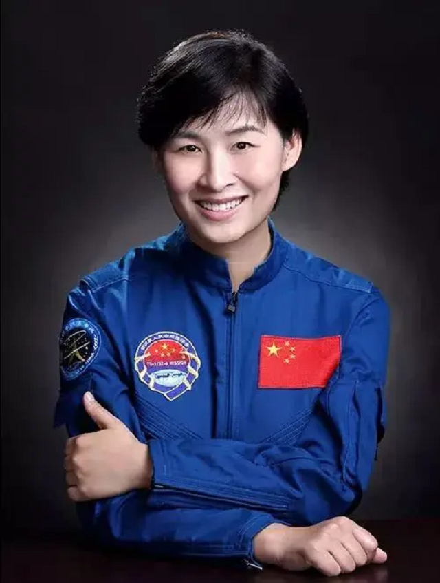 中国首位女宇航员(中国首位女航天员，出发前给丈夫留下两条遗言，如今现状如何？)