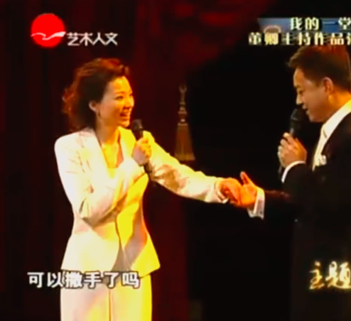 案件胶着，弦子却扒出董卿与朱军的视频，这次网友不满意了