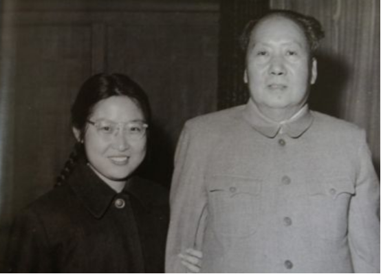 毛主席逝世多年后，李敏看到最后一天的病历记录：瞬间让人泪目