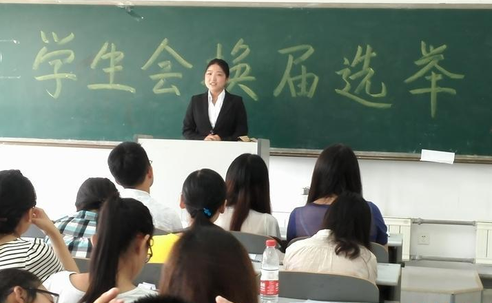 大学辅导员工资曝光，看到金额羡慕了，难怪名校毕业生抢着去当